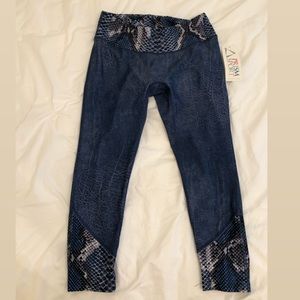 PRISM SPORT women’s Capri w/ trim leggings SNAKE